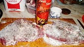 Zlatý krkovičkový steak s fazolkami, krkovička připravená na opékání+ Steakové koření...