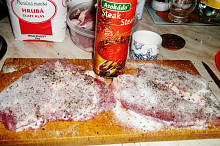 krkovička připravená na opékání+ Steakové koření...