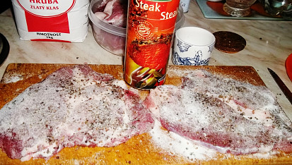 Zlatý krkovičkový steak s fazolkami, krkovička připravená na opékání+ Steakové koření...