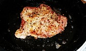Zlatý krkovičkový steak s fazolkami (opečeme z obou stran do zlatova...)