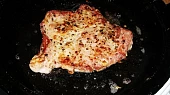 Zlatý krkovičkový steak s fazolkami, opečeme z obou stran do zlatova...