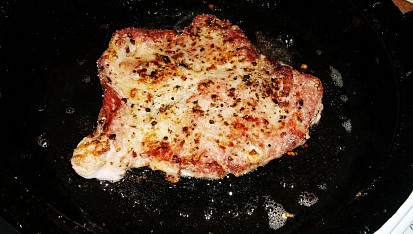 Zlatý krkovičkový steak s fazolkami, opečeme z obou stran do zlatova...