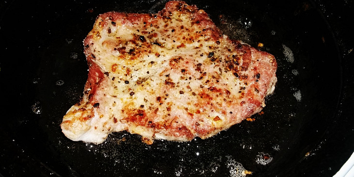 Zlatý krkovičkový steak s fazolkami (opečeme z obou stran do zlatova...)