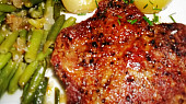 Zlatý krkovičkový steak s fazolkami, Dobrou chuť!