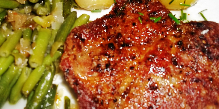 Zlatý krkovičkový steak s fazolkami (Dobrou chuť!)