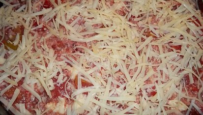 Blesková pizza z jogurtu (kefíru), dáme si směs jakou chceme a posypeme sýrem.....