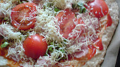 Blesková pizza z jogurtu (kefíru), upečenou jsem nafotit nestihla...prostě mi ji snědli....