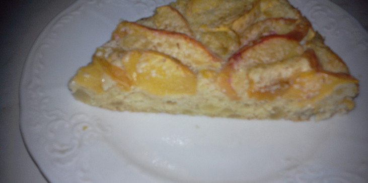 Bramborovo-špaldový koláč s broskvema