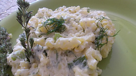 Bramborový salát s koprem a balkánským sýrem