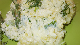 Bramborový salát s koprem a balkánským sýrem