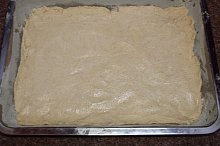 1. těsto rozetřeme rovnoměrně na plech
