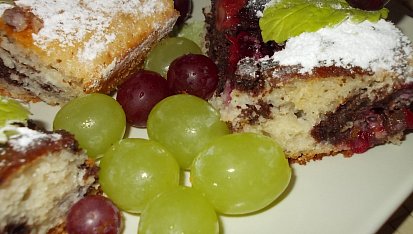 Barevná a vláčná buchta " cik - cak" s ovocem