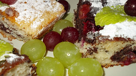 Barevná a vláčná buchta " cik - cak" s ovocem