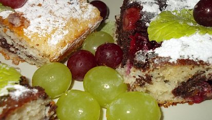 Barevná a vláčná buchta " cik - cak" s ovocem