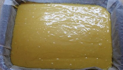 Buchta s rebarborou nebo jiným ovocem a drobenkou, těsto na plechu