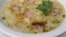 Celerová polévka s uzeným masem