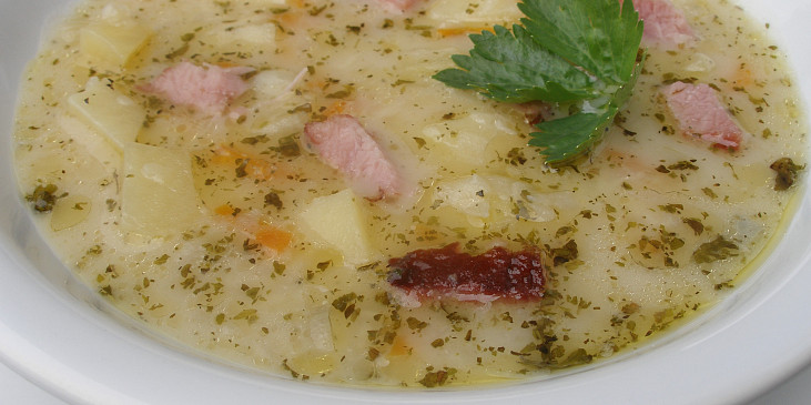 Celerová polévka s uzeným masem