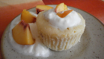 Citrónové muffiny, s broskvemi a bílým jogurtem :)