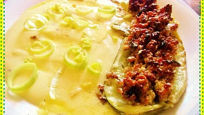 Cuketa plněná kořeněným vepřovým masem, přelitá smetanou, Cuketa plněná kořeněným vepřovým masem, přelitá smetanou