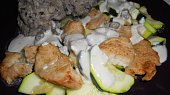 Cuketo-krůtí nudličky s ančovičkovou omáčkou