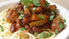 Fazole, fazolky a kuličky v rajčatové omáčce