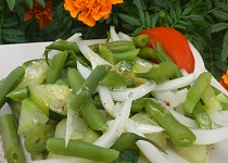 Fazolkový salát s cuketou