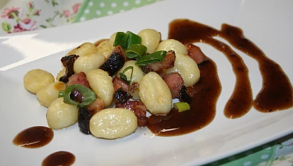 Gnocchi se slaninou a švestkovou omáčkou