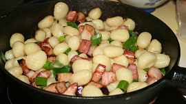 Gnocchi se slaninou a švestkovou omáčkou