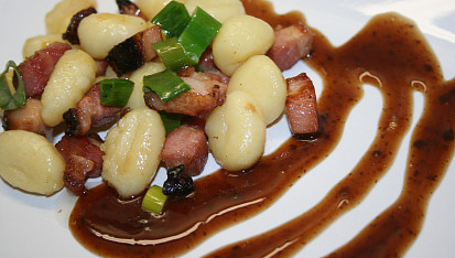 Gnocchi se slaninou a švestkovou omáčkou