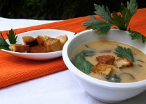 Houbová polévka s celerovou natí a chlebovými krutonky