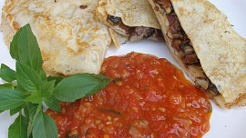 Houbové palačinky se sýrem a rajčatovou omáčkou