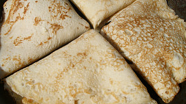 Houbové palačinky se sýrem a rajčatovou omáčkou