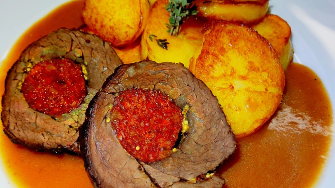 Hovězí pupek s čabajkou, Hovězí pupek s čabajkou