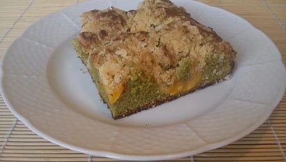 Hrnková buchta s broskvemi a se zeleným čajem Matcha