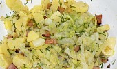 Kapustovo- bramborový salát se slaninou a koprem (Salát čerstvě umíchaný)