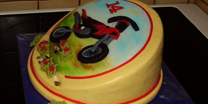 Křivý dort s motorkou