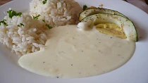 Kuřecí plátek s cuketou a sýrovo-smetanovou omáčkou