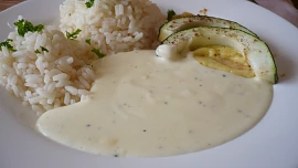 Kuřecí plátek s cuketou a sýrovo-smetanovou omáčkou