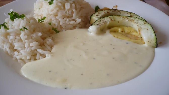 Kuřecí plátek s cuketou a sýrovo-smetanovou omáčkou