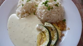 Kuřecí plátek s cuketou a sýrovo-smetanovou omáčkou