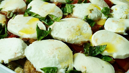 Kuskus zapečený,  zeleninou zpečetěný, a poklademe plátky mozzarelly