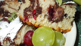 Barevná a vláčná buchta " cik - cak" s ovocem