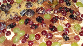 Barevná a vláčná buchta " cik - cak" s ovocem