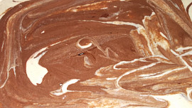 Barevná a vláčná buchta " cik - cak" s ovocem