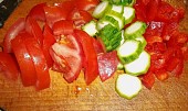 Marinované vepřové maso v omáčce z vybrané zeleniny a zakysanou smetanou, nakrájená zelenina...