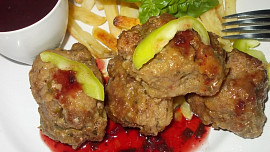 Masové válečky s rybízovo - brusinkovým dipem