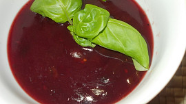 Masové válečky s rybízovo - brusinkovým dipem