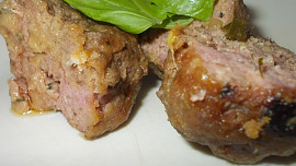 Masové válečky s rybízovo - brusinkovým dipem