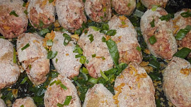 Masové válečky s rybízovo - brusinkovým dipem