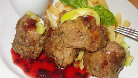 Masové válečky s rybízovo - brusinkovým dipem